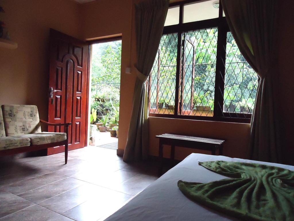 Green Woods Guest Kandy Phòng bức ảnh
